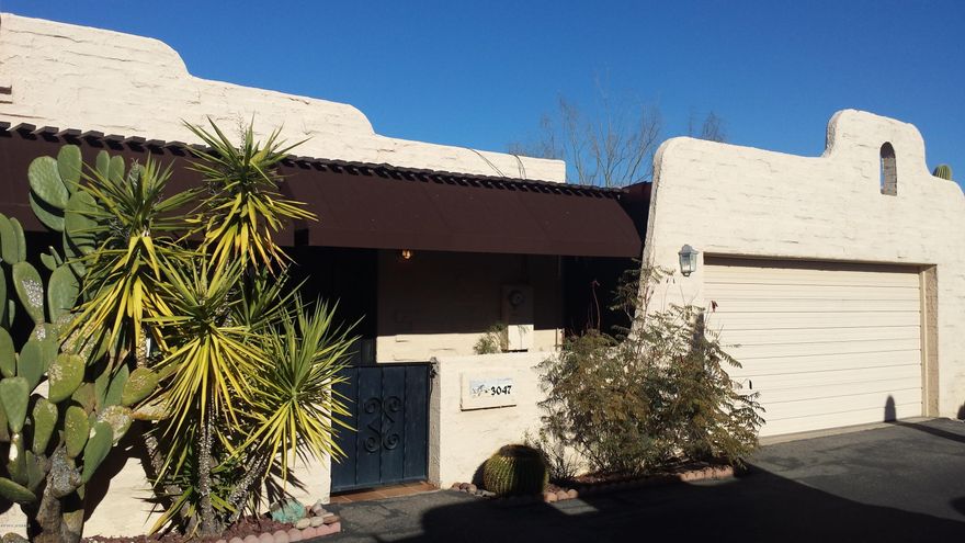 Beautifully maintained 2 bedroom, 2 bathroom, 1152 SqFt and located in the desirable community of Sierra Villas at the base of the Tucson Mountains.  Enter this corner unit home and you will find a large family room with tile flooring, bright and spacious kitchen, and the ideal size dining room. Bonus feature includes a designated gated pet area. Enjoy the big private patio with room for entertaining. The HOA fee covers trash, basic cable and building insurance.  Very close to Saguaro National Monument, Downtown City Center, Hospitals, colleges and shopping.  Perfect for a winter home, professional, or student.