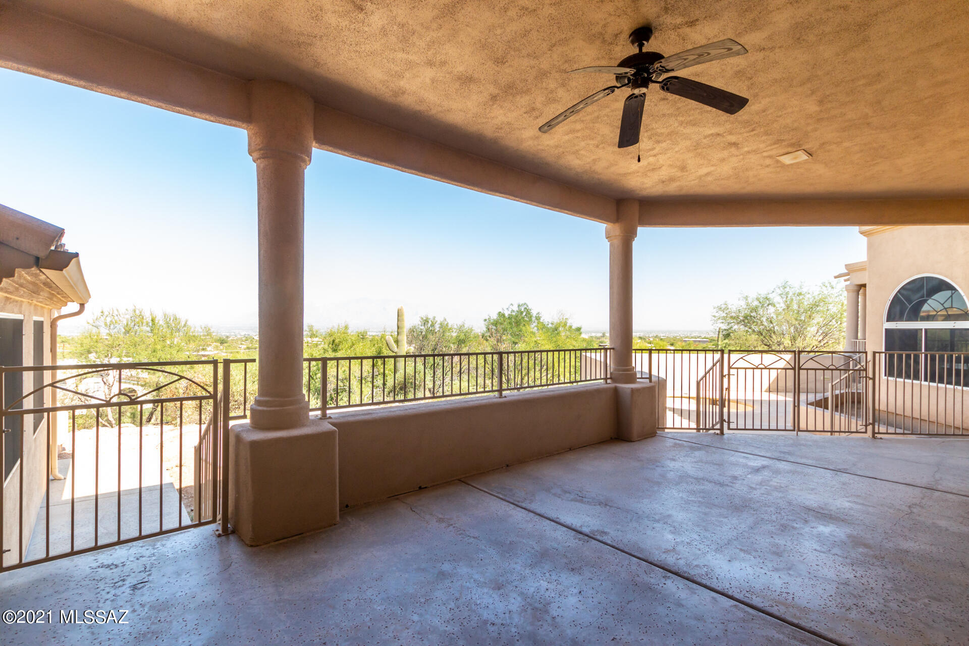Vista De La Sierra De Dios - Residential