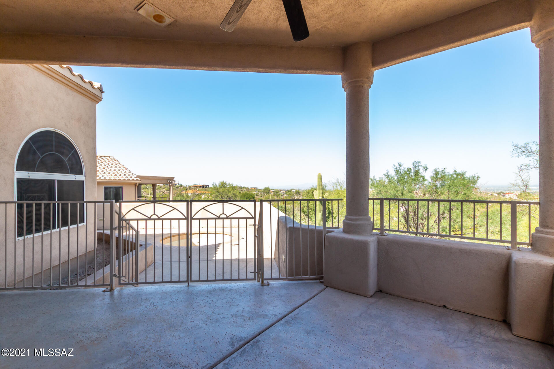 Vista De La Sierra De Dios - Residential