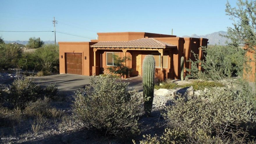 Gorgeous 2 bedroom 1 bath guest house surrounded by majestic saguaros and the scenic Tucson Mountain gateway. Fully furnished and equipped with everything you need - house wares, linens, full-size washer & dryer, cable and Wi-Fi. Private setting, yet minutes from shopping and fine dining.
