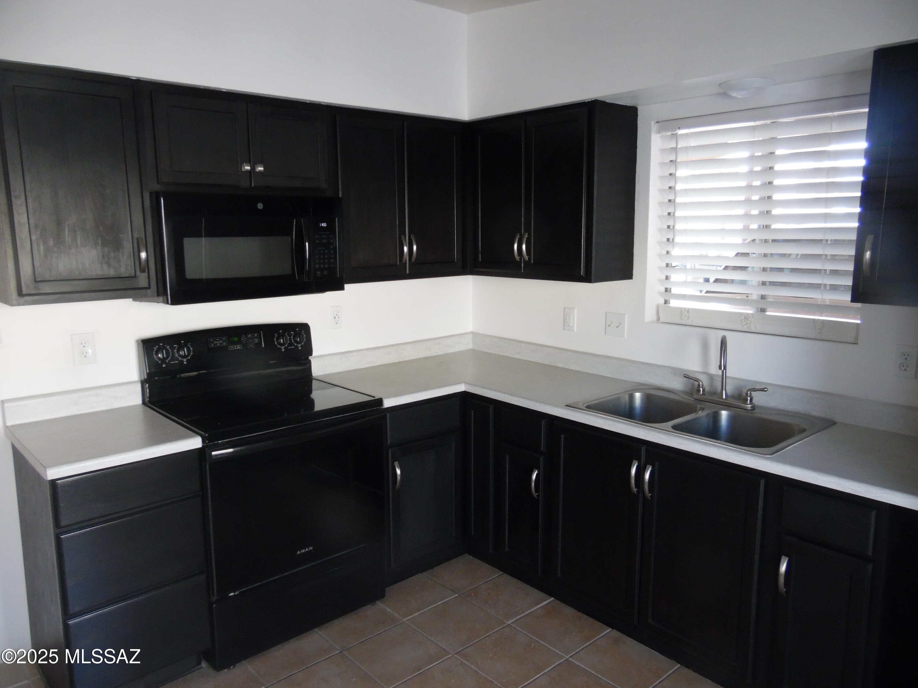 Tucson, Arizona 85705, United States, 2 Bedrooms Bedrooms, ,1 BathroomBathrooms,Residential,Pending,13126