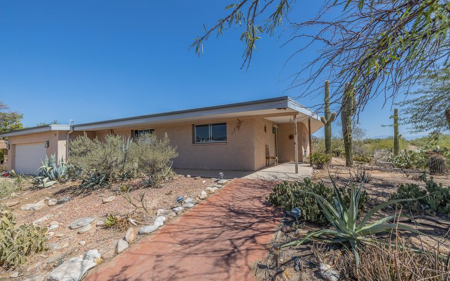 Lovely home located in the foothill of NW Tucson on a .69 acre lot. Open floor plan
with bonus room. Workshop located in the back with full electric and AC. 3 bedrooms and 2.5 bathrooms. No HOA! This home is a must see in person.