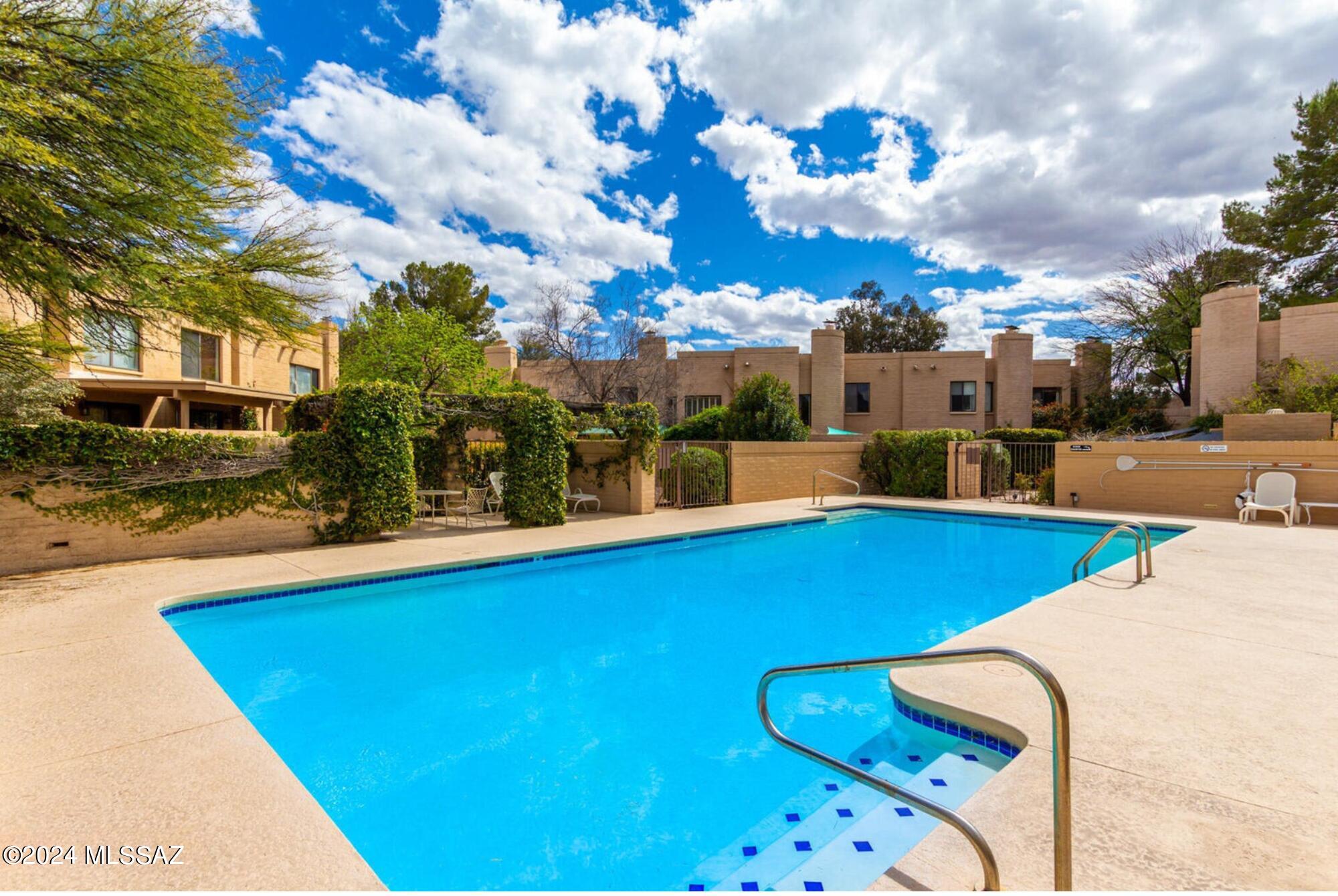 Tucson Racquet Club Twnhms. (57-61) - Residential