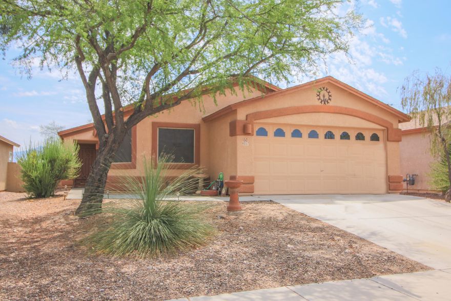 Great home,Split floor plan, 3bedroom with a Den that could be 4th bedroom. Very well maintained stylish home featuring wood blinds, tile and wood floors, custom paint, Granite countertops, Custom tile shower surrounds in master bath. Amazing unobstructed views from the backyard. 
This home is a gem you don't want to miss...