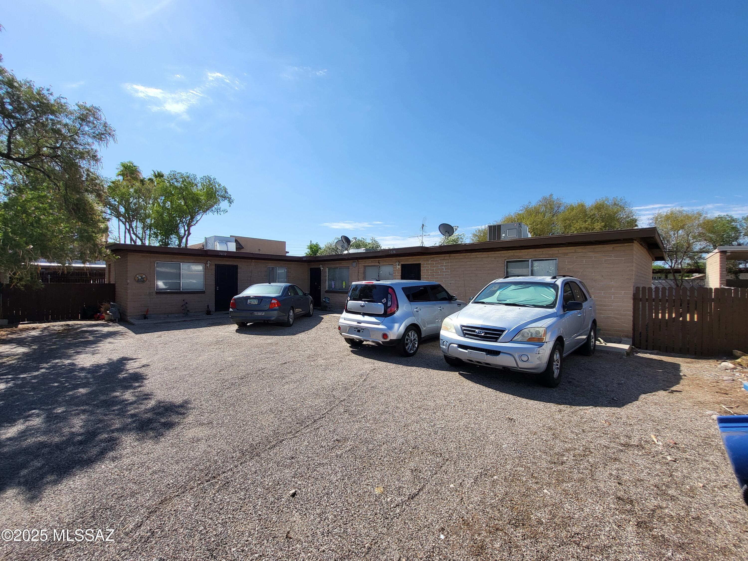 3028-3032 E Presidio Road
