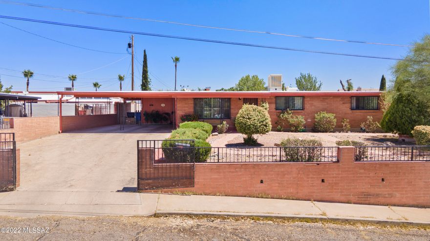 Amazing opportunity to own a very well kept home in downtown Nogales. Pride of ownership is definitely noticed in this property. The home is also completely walled for your privacy, with a spacious back yard perfect for family gatherings. As you walk into the family sized home you immediately notice what great  condition it is in, with adequate space in the living, kitchen, and family room. Make your appointment and come take a look.