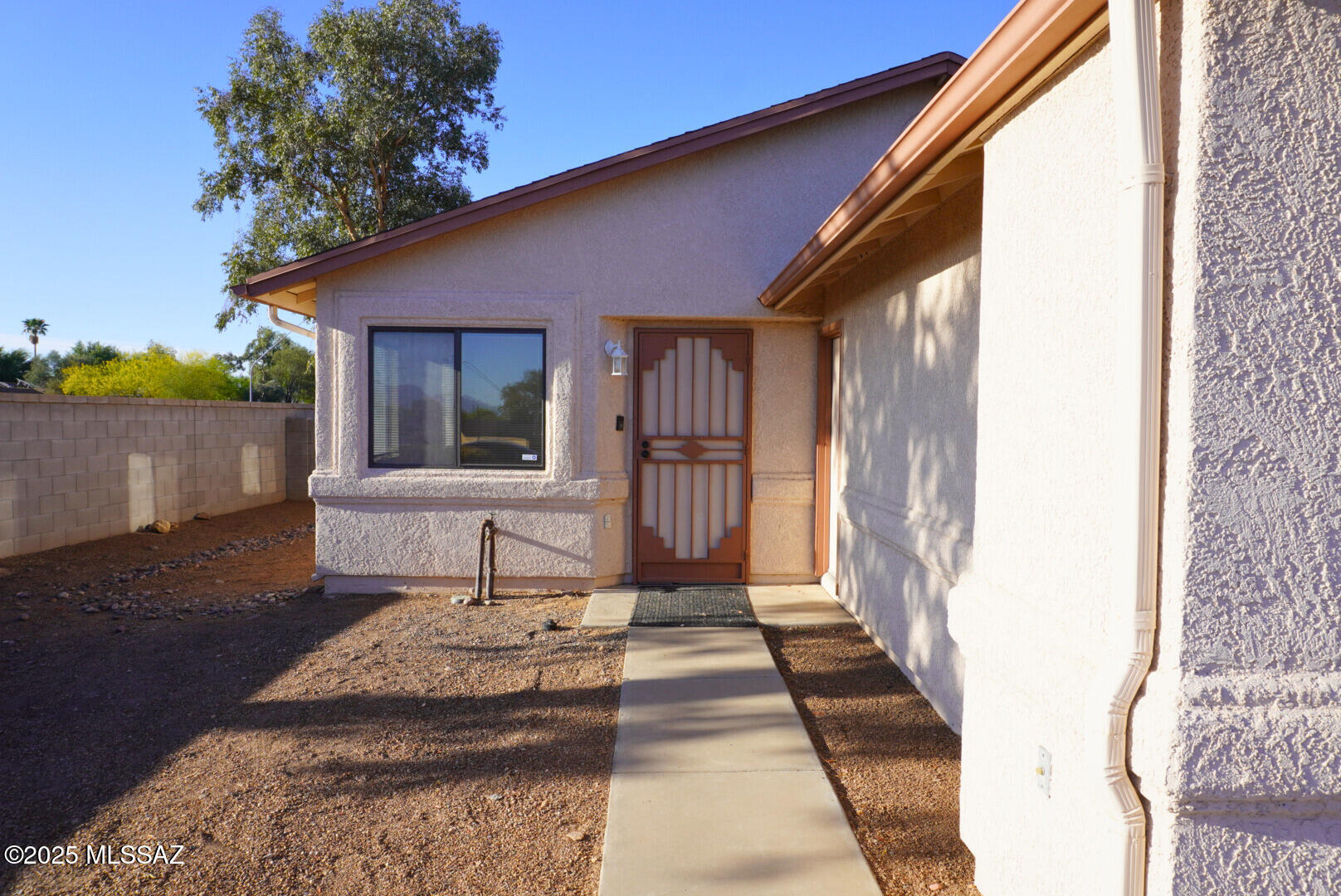 1583 W Maplewood Drive