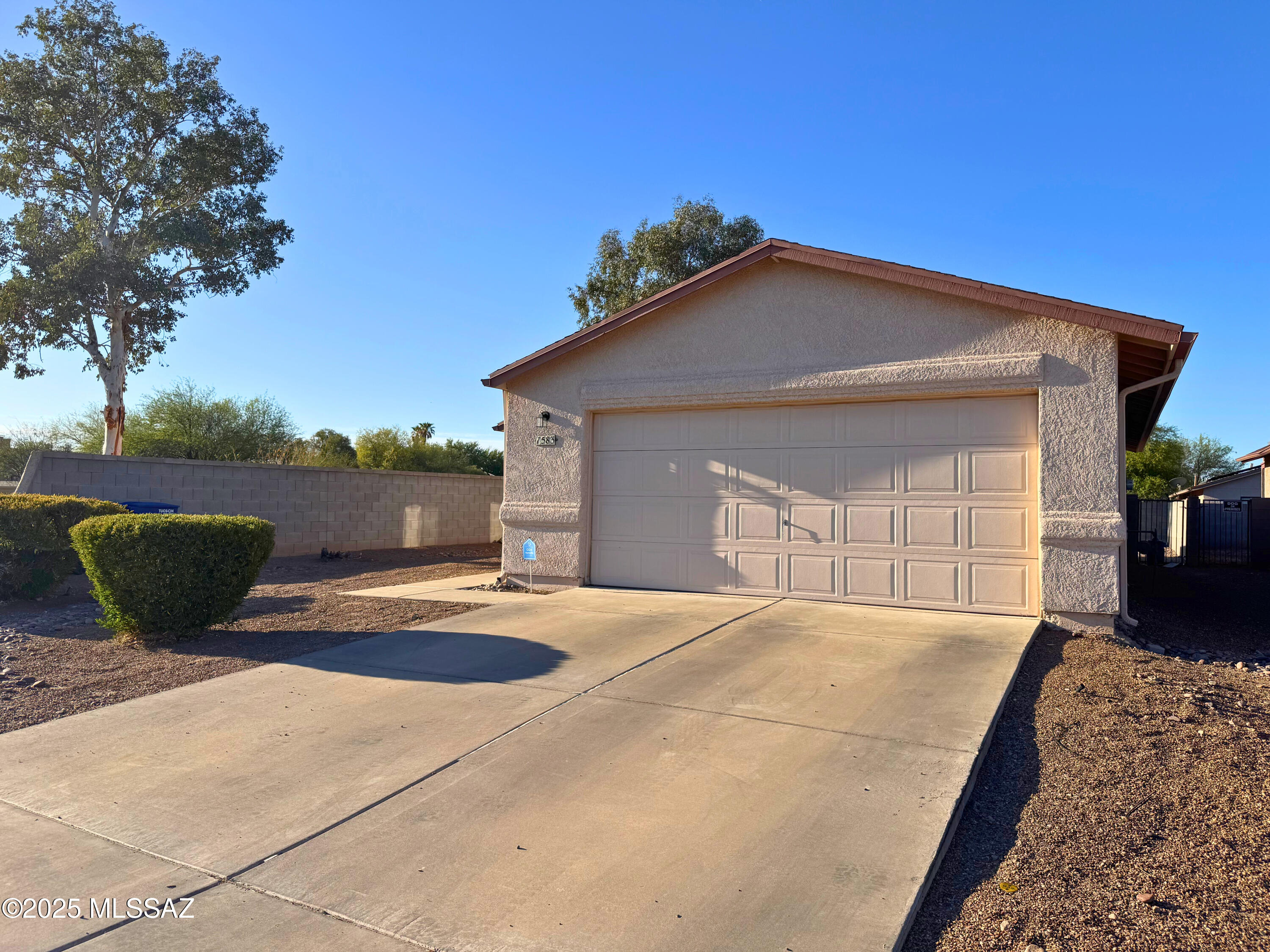 1583 W Maplewood Drive