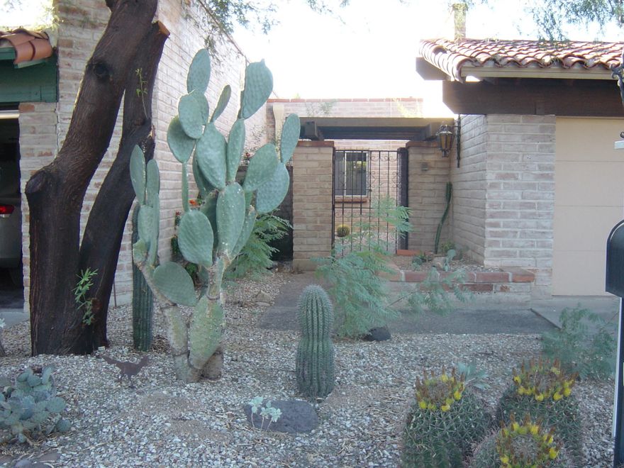 Spacious ALL TILE Townhome on Oro Valley with Plenty of Storage Cabinets and a Storage Room in Garage.  Private Screened in Porch and Backyard, 2-Car Garage, A/C, Community Pool and Spa, Tennis Courts and Shuffle Board. Come and take a look!