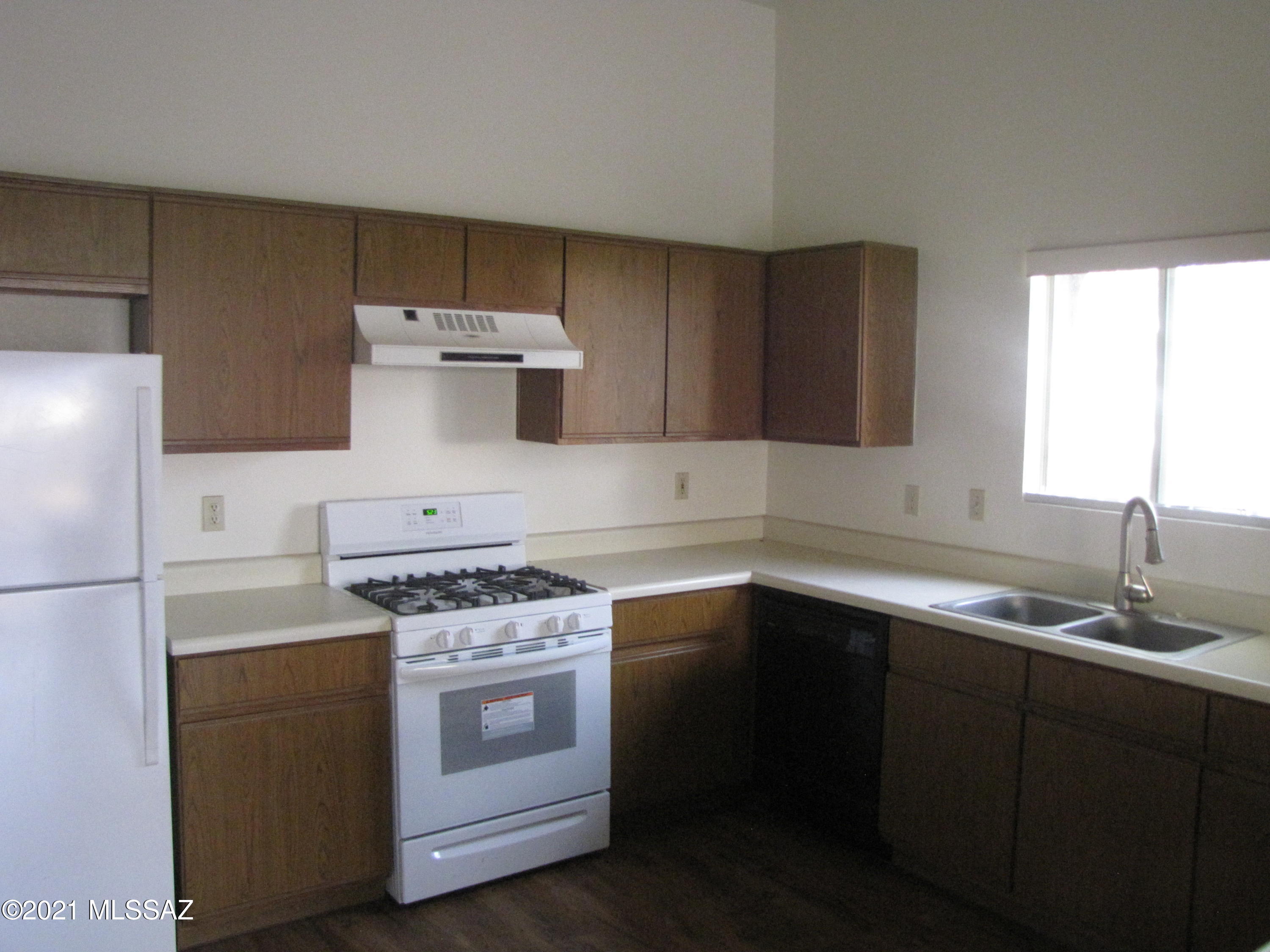 Hacienda Del Oro (1-879) - Residential Lease