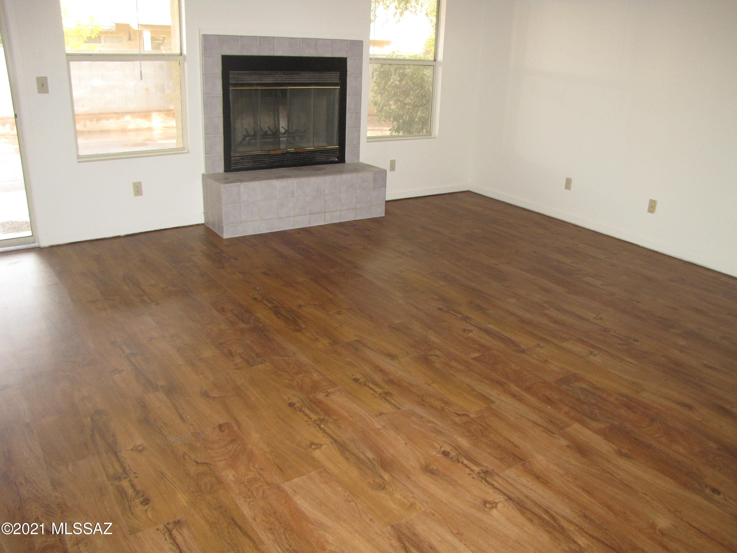 Hacienda Del Oro (1-879) - Residential Lease
