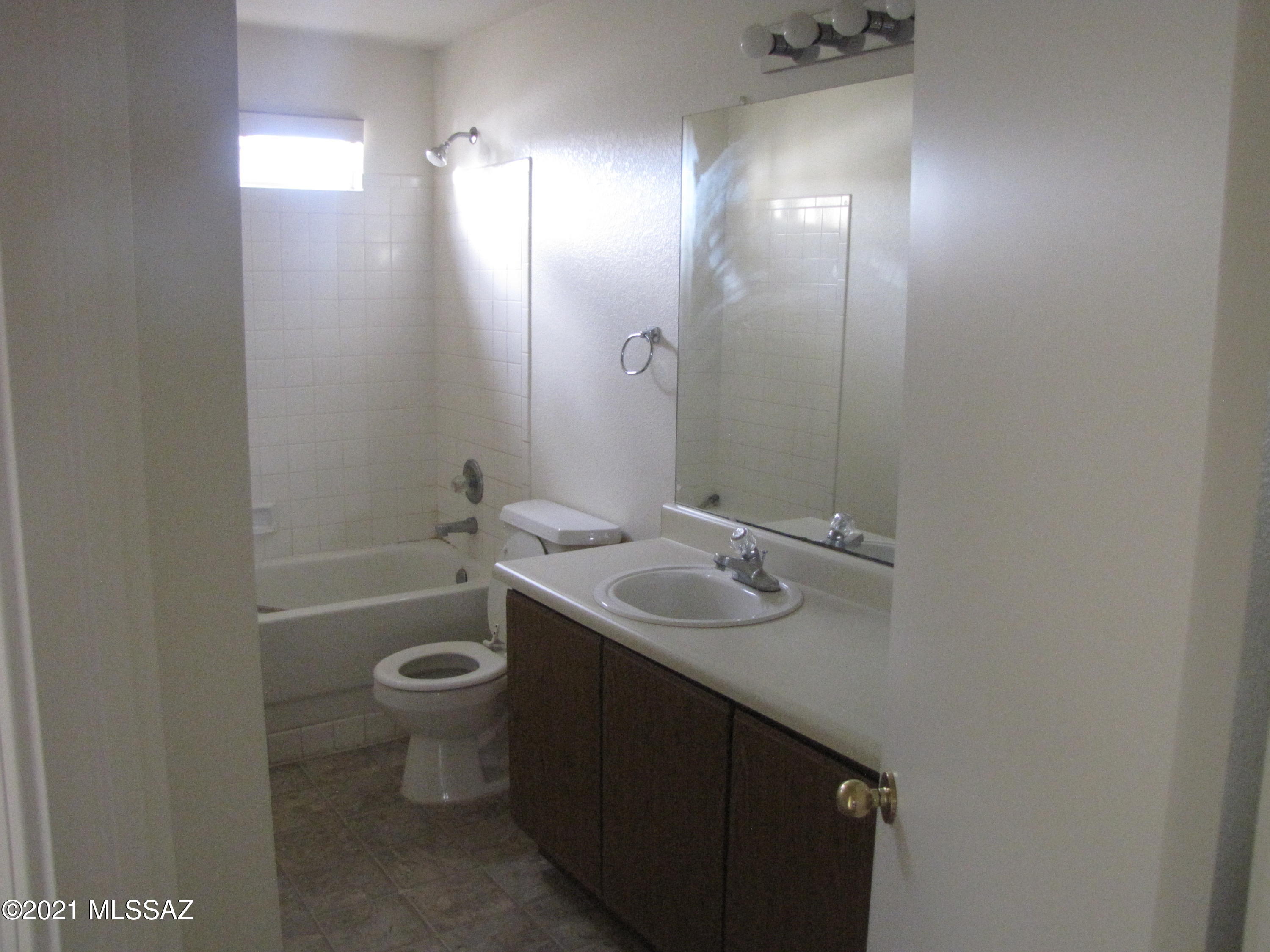 Hacienda Del Oro (1-879) - Residential Lease