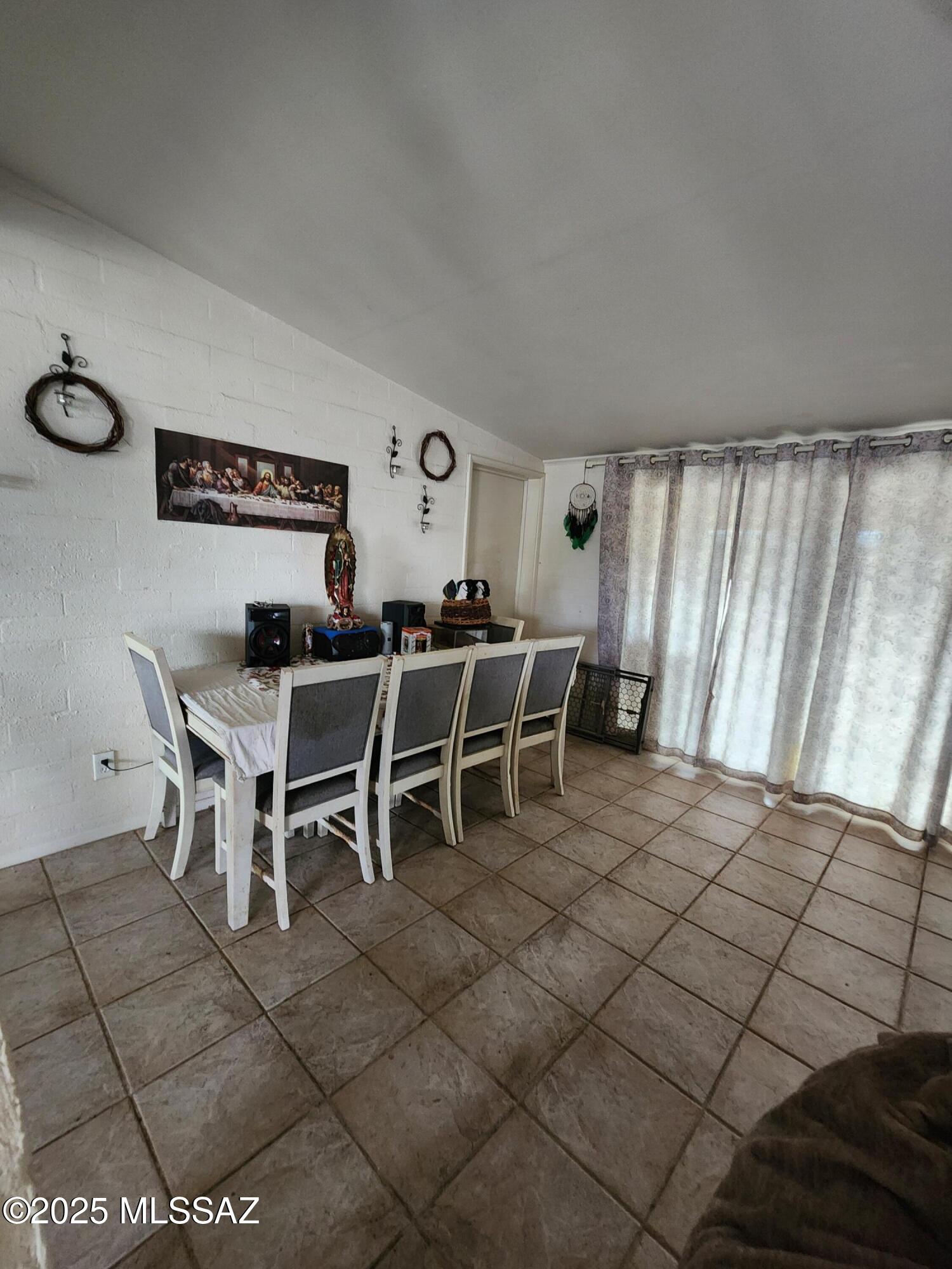 1702 S Avenida Regulo