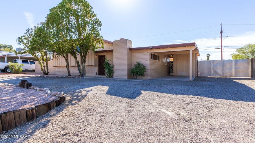 Seller will accept or counter offers ranging between $269,000.-279,000.00. Beautiful home in Sherwood Village Terrace that has been revitalized with style. This four
bedroom two bath split level home features new kitchen cabinets with quartz countertops, new carpet and tile, Master bedroom has walk in closet, fresh paint inside and out, new fixtures plumbing and lights, Vinyl energy efficient windows, fans in all the bedrooms. Fresh roof coating, new water heater, new gas split AC. Large yard with fire pit, covered patio and a double gate that has enough parking in backyard for boats, trailers etc., Bring your toys.
No HOA!