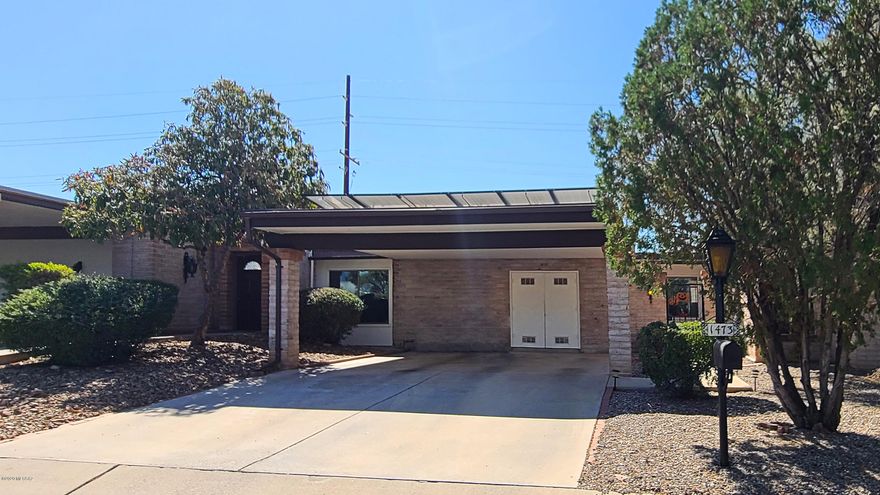In the quiet townhouses of Las Quintas off of Ina & La Canada, meticulously maintained home is among one of the more desirable communities on Tucson's Northwest side. There is plenty of room to entertain your friends, family or guests. There is even an extra space for an office or small library. The leased solar panels collect almost, if not all of your energy usage! The location is perfect to get to easy shopping or for a short drive to I10. Come see this desirable Northwest townhome today.