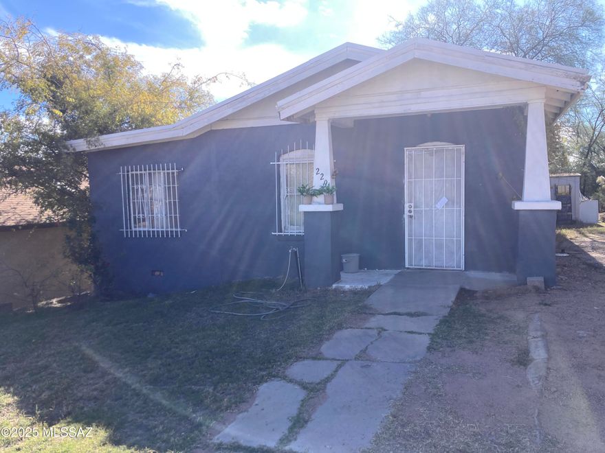 1924 Bungalow close to downtown Nogales - needs a little fix up - large addition in rear - bedroom and bath - pretty much original, great area and good bones!  Perfect for first time buyer.