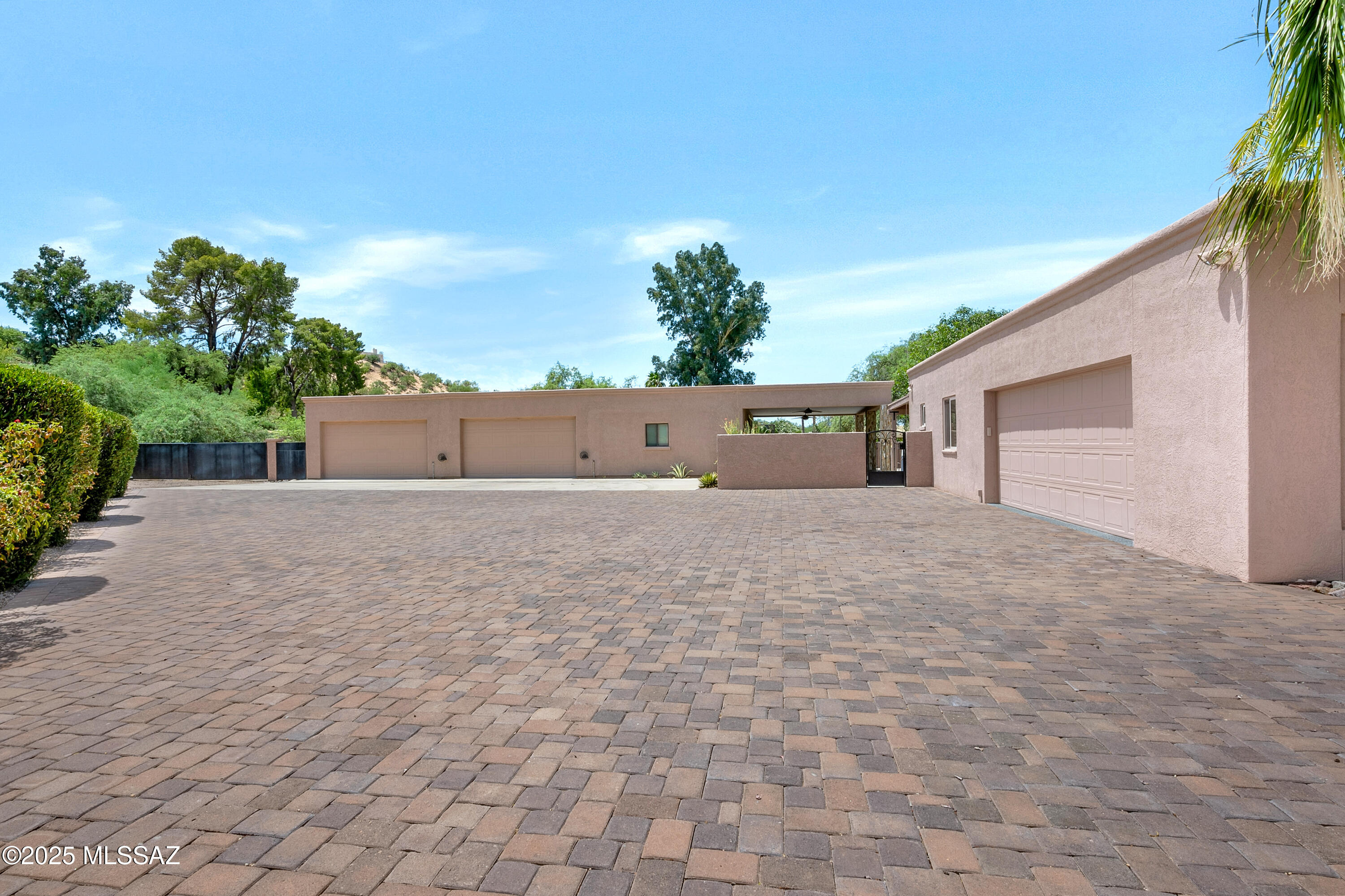 915 W Landoran Lane