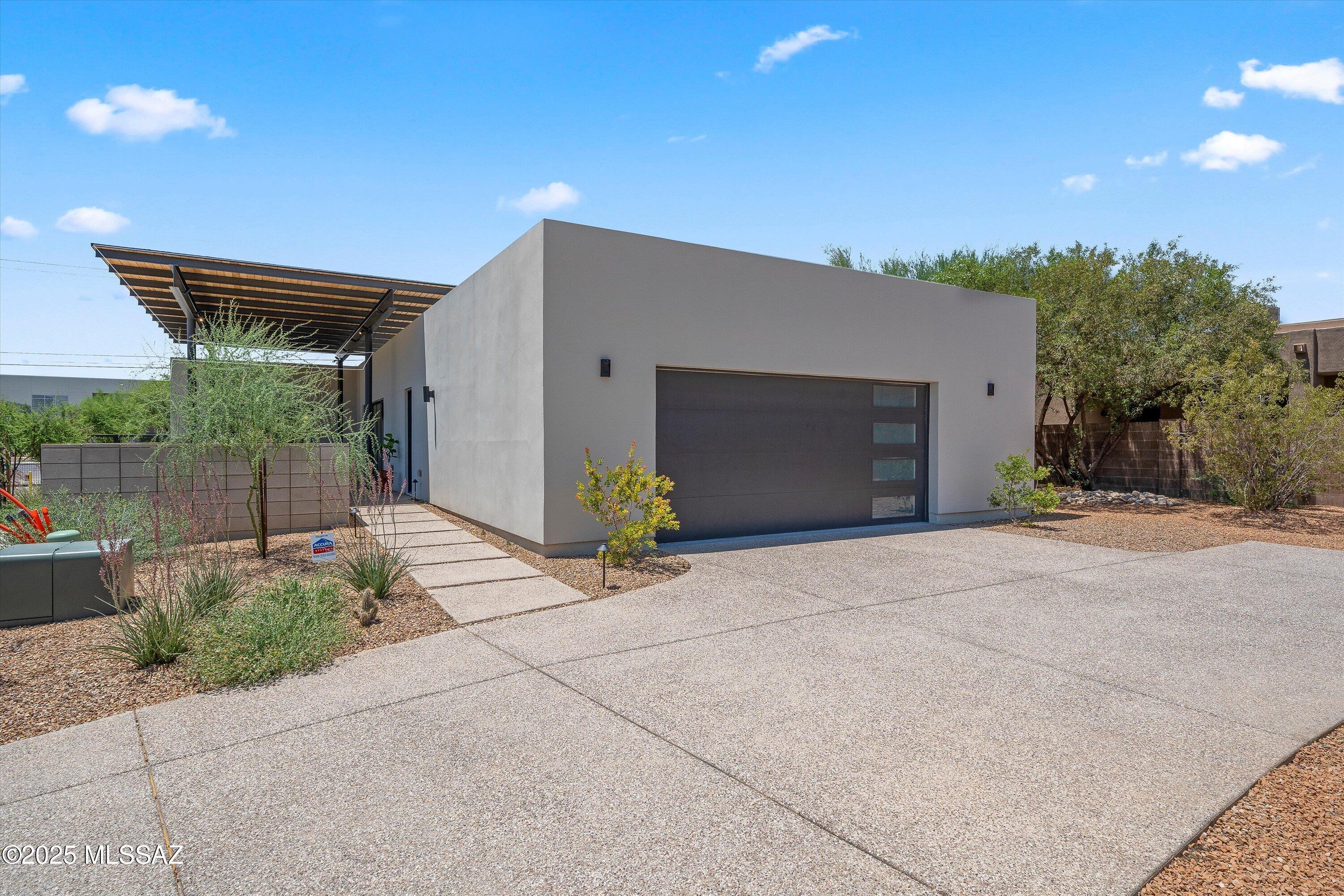 2805 N Bella Terraza Court