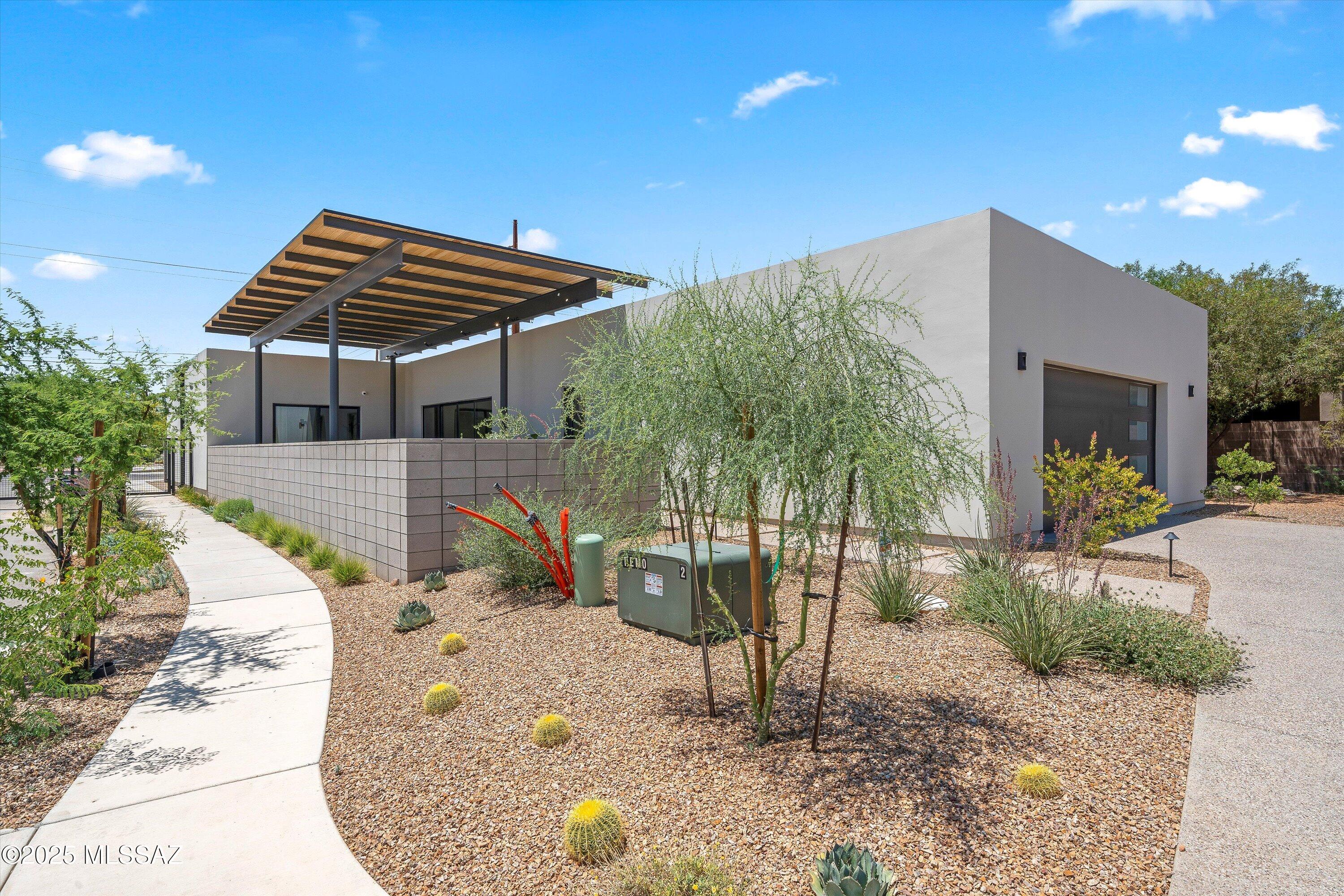 2805 N Bella Terraza Court