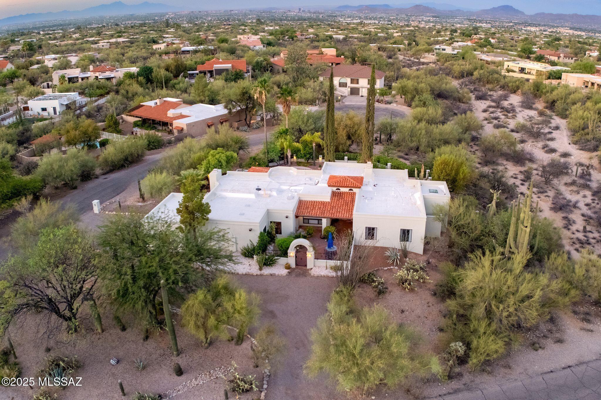 1700 E Calle De La Culebra