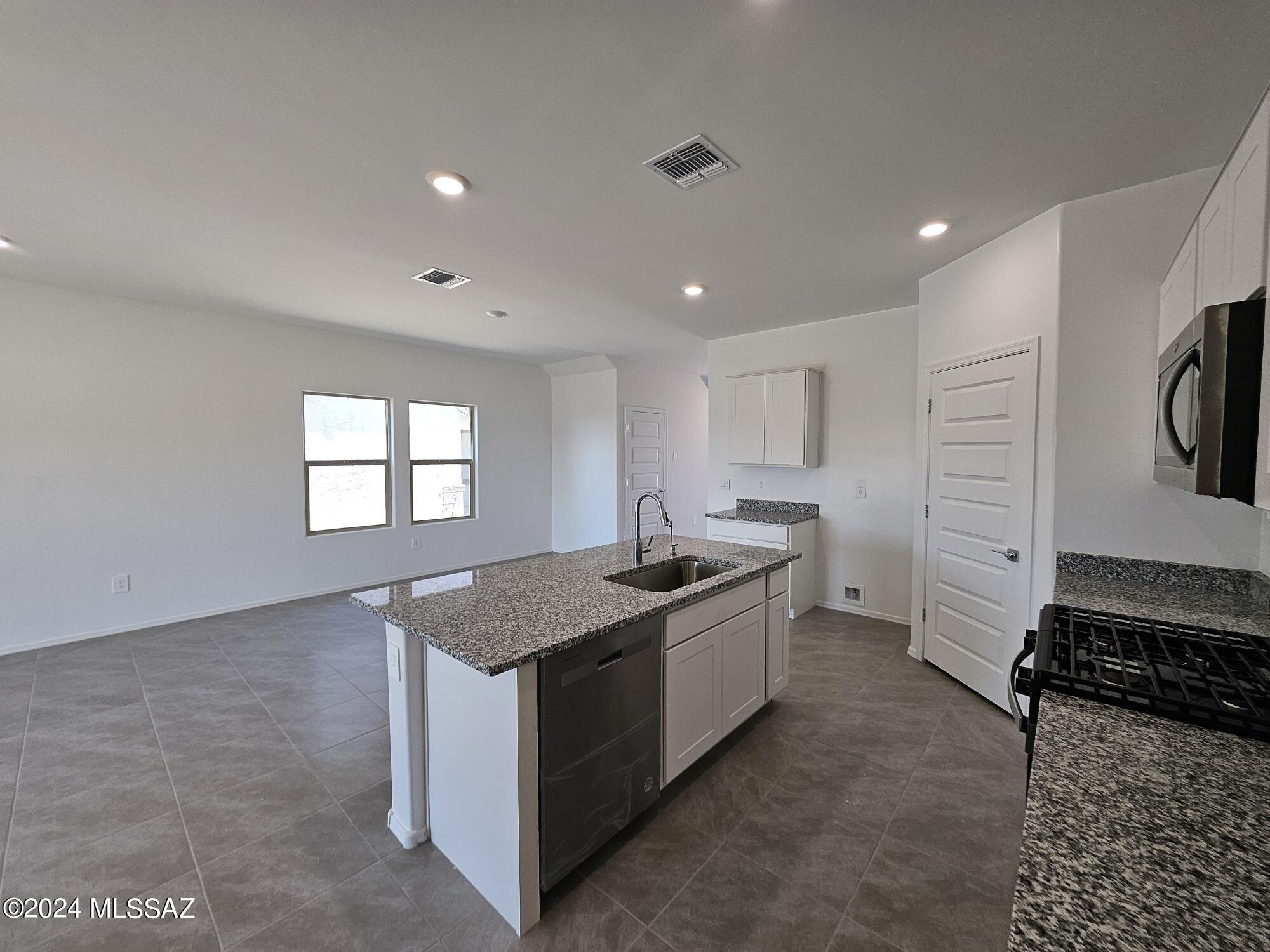Saguaro Bloom SQ20180540069 - Residential