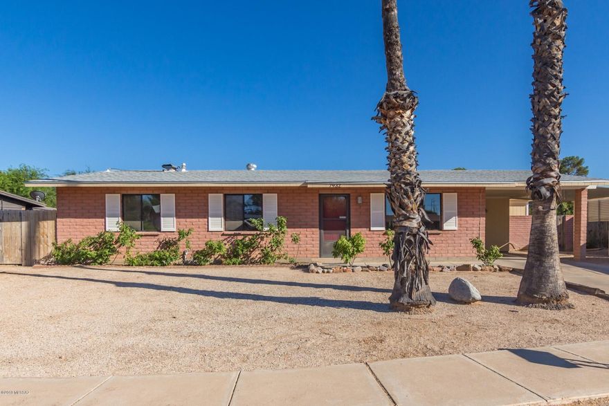 Great Cul-de-sac Home near Clements Recreation Center/Swimming Pool ,Lincoln Park, and Pima College East. Only 5 min. to Fred Enke Golf Course. Appx. 31x13 Rec Room.  Attached 10x8 storage room. Laundry room. Safe in Master Bedroom. 5 Skylights. Upgraded 4ton, 25 seer A/C. Hybrid heat. Separate 10x14 workshop. Covered patio. Consider a renovation loan and pick out all the appliances, flooring and more that will make this YOUR perfect home. ( 3D walk through tour @ http://tinyurl.com/7932manitoba )