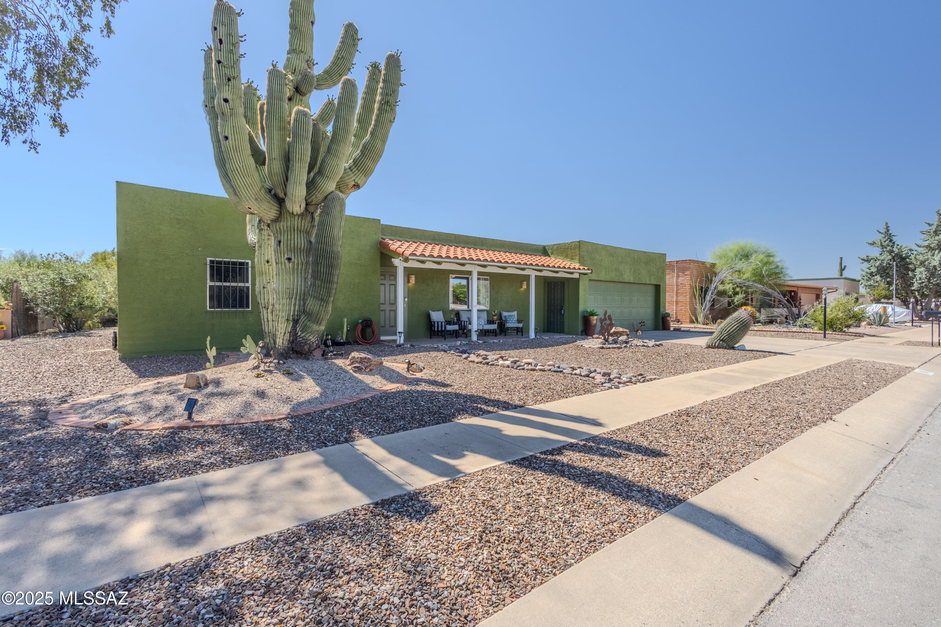 1120 N La Canoa
