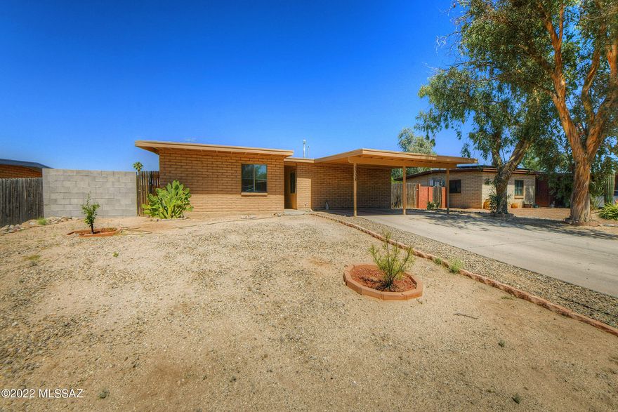 ESTATE SALE.  BEING SOLD AS-IS. DESIRABLE NW COMMUNITY.  NEWER ROOF, TILE FLOORING THROUGHOUT, KITCHEN HAS BEEN UPDATED, LARGE LAUNDRY ROOM, COVERED PATIO, BACKYARD IS A BLANK SLATE WITH ROOM FOR A POOL.