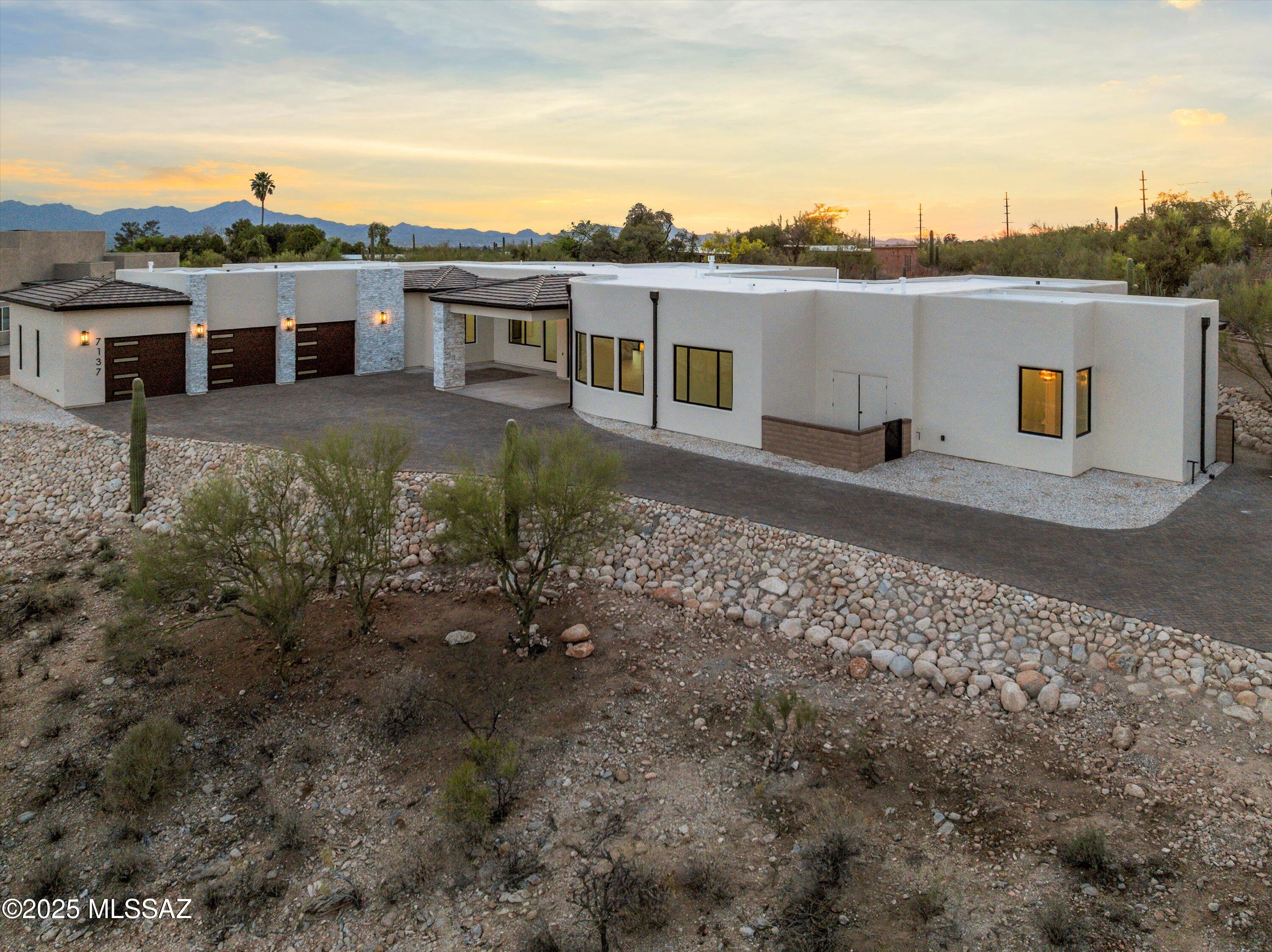 7137 N Thunderhead Drive
