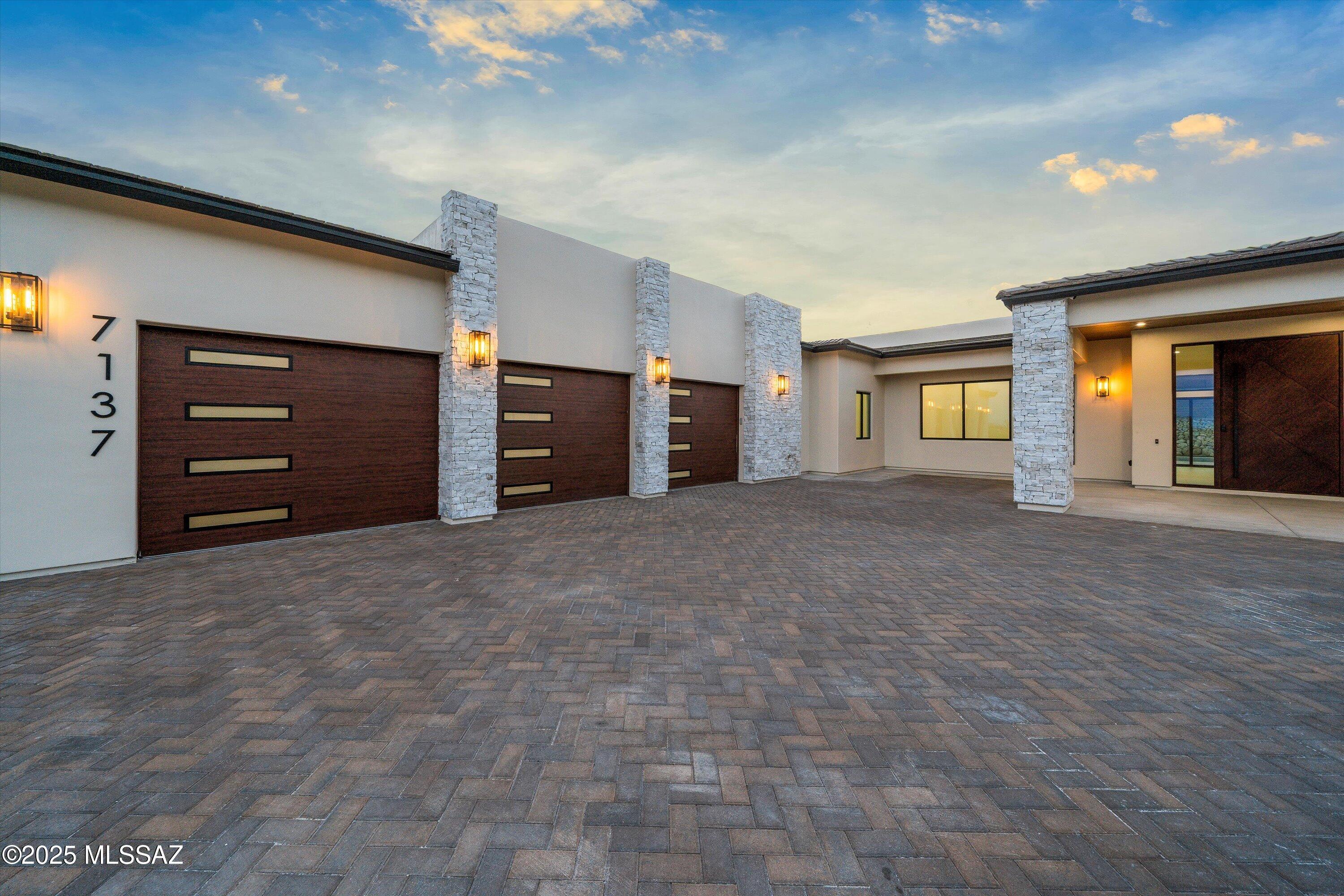 7137 N Thunderhead Drive