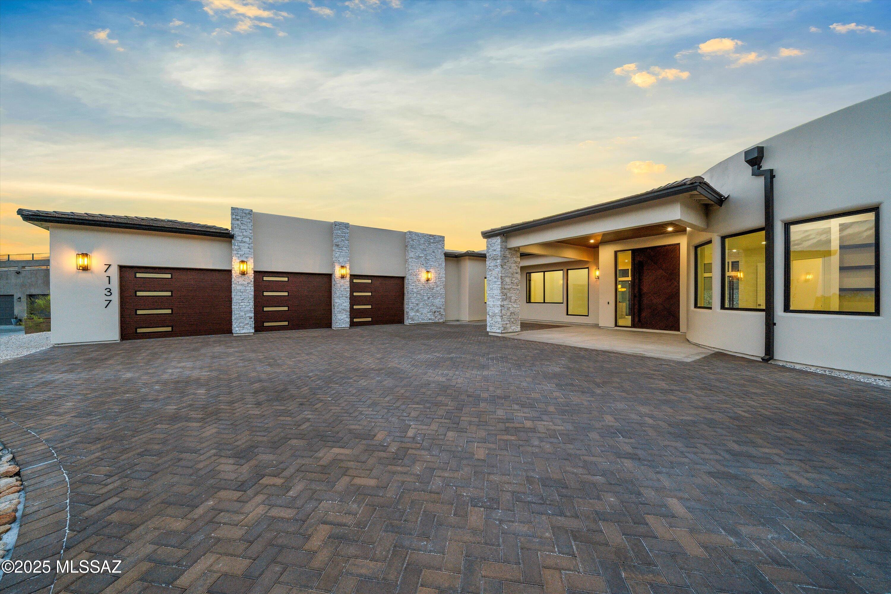 7137 N Thunderhead Drive