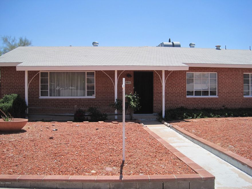 Just in...all new carpet throughout. Centrally located, this double brick, mid century home features mostly original kitchen and bathrooms. The home has ''good bones'', plenty of off-street parking and huge Arizona room (not included in square footage). The rooms are spacious with lots of storage. Convenient to Hoffman Park, Williams Center and Park Place.