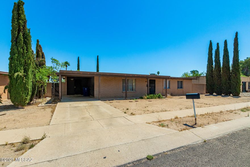 Amazing opportunity to own this 3 bedrooms 2 bathrooms property!  Comfortable living room, formal dining room, plush carpet, & warm palette.  The retro kitchen offers plenty of cabinets w/hardware for storage. & is waiting for your personal touch. Family room ideal for entertaining w/patio access. All bedrooms feature ample closet space. The master bedroom boasts a private bathroom with shower/tub. The home could become the envy of the neighborhood! The backyard provides a storage shed, RV gate, and parking space. The house requires a little love and care but has the potential to become your dream house. Schedule a tour today!

OWNER/AGENT