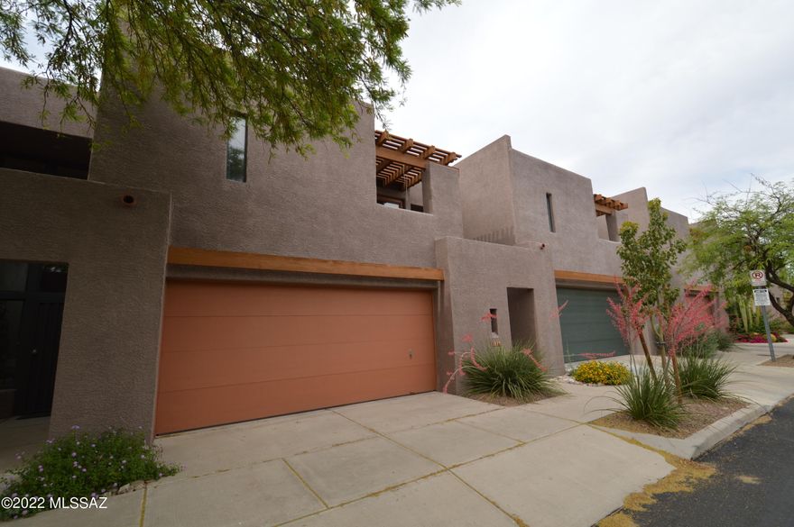 Gorgeous Townhome in great setting! Convenient location that's close to shopping, schools, and transportation! Open floor plan allows for a lot of light and an airy feeling! Vaulted ceiling and lots of windows with mountain views make this town home a keeper!! CALL TODAY