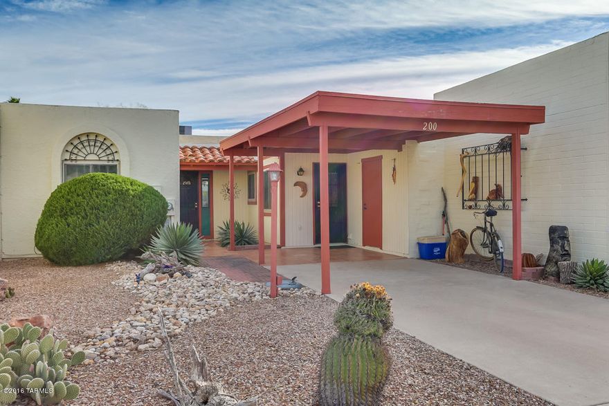 Come see this wonderful townhouse in the desirable town of Green Valley Arizona. Upgrades include triple pane windows . The roof has been maintained with regular coatings. New Heat Pump 2013. The back patio backs up to common area. Transferable termite warranty. It's the perfect home for full or part time.
