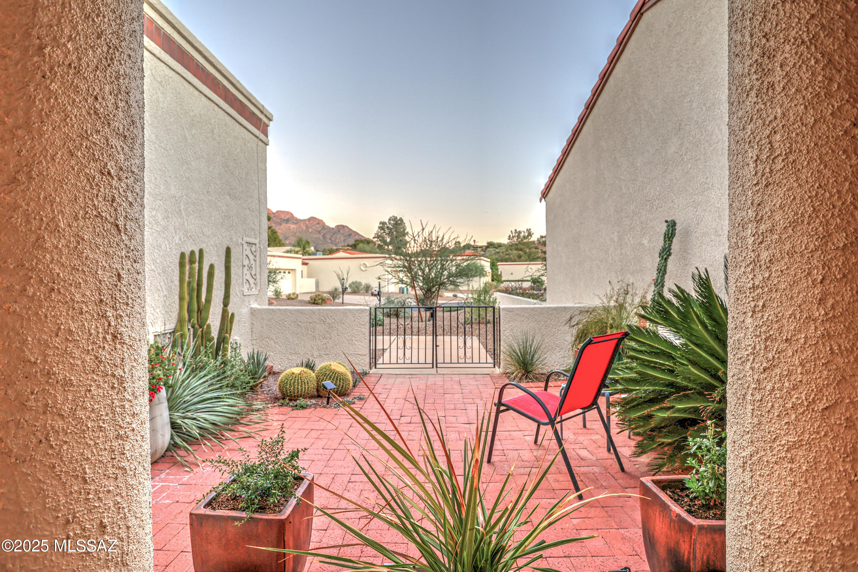 9825 N Calle Loma Linda