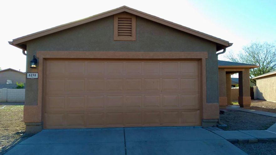 Lovely Home in Midvale Park,3 Bedroom Plus DEN,Ceramic floors throughout , a/c, eat in kitchen, fresh painted inside and outside, home sits in a cul de sac and with a large yard, size perfect for Family entertainment, use your imagination, move in ready.