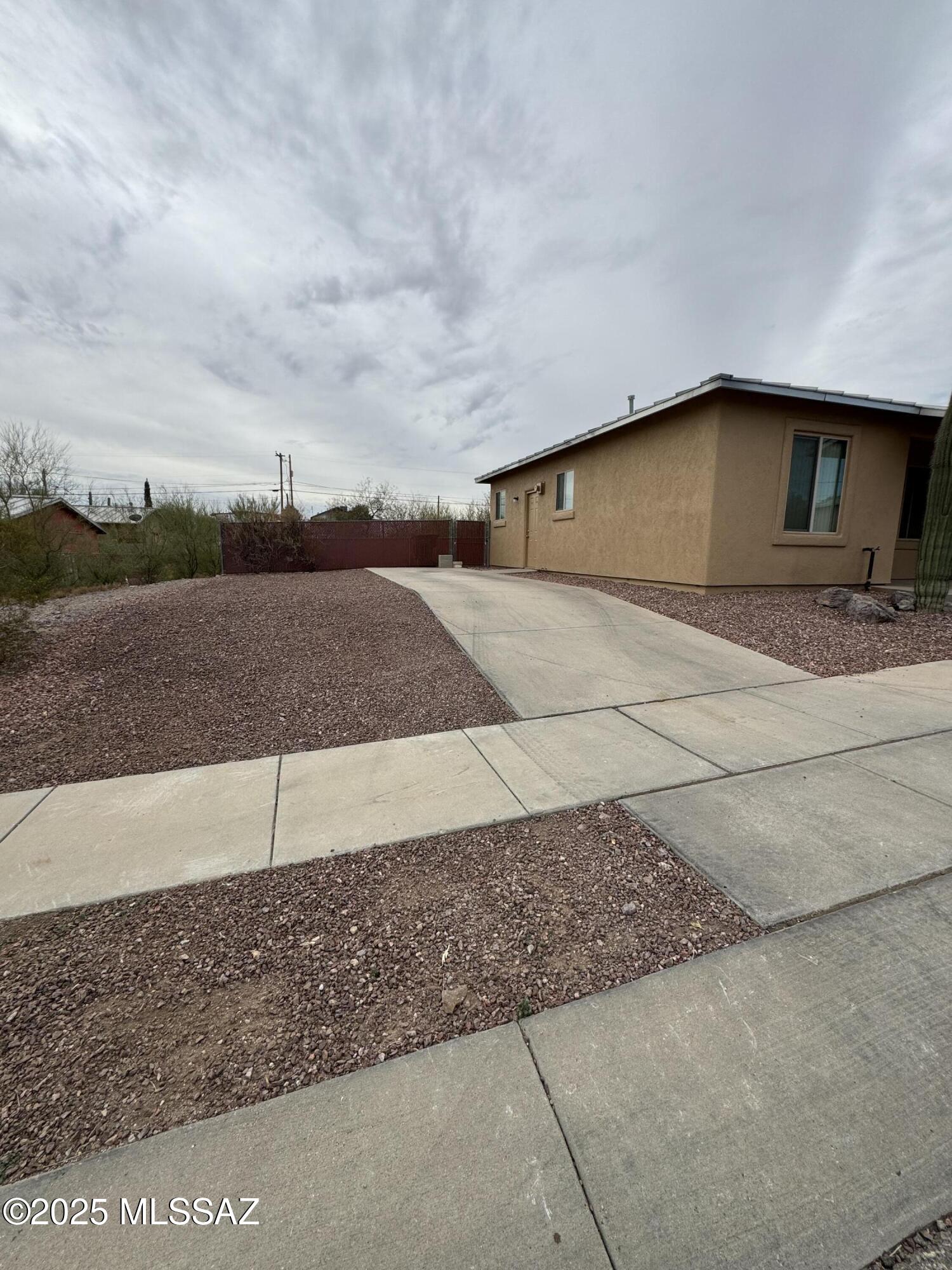 1905 W Banks Grove Place