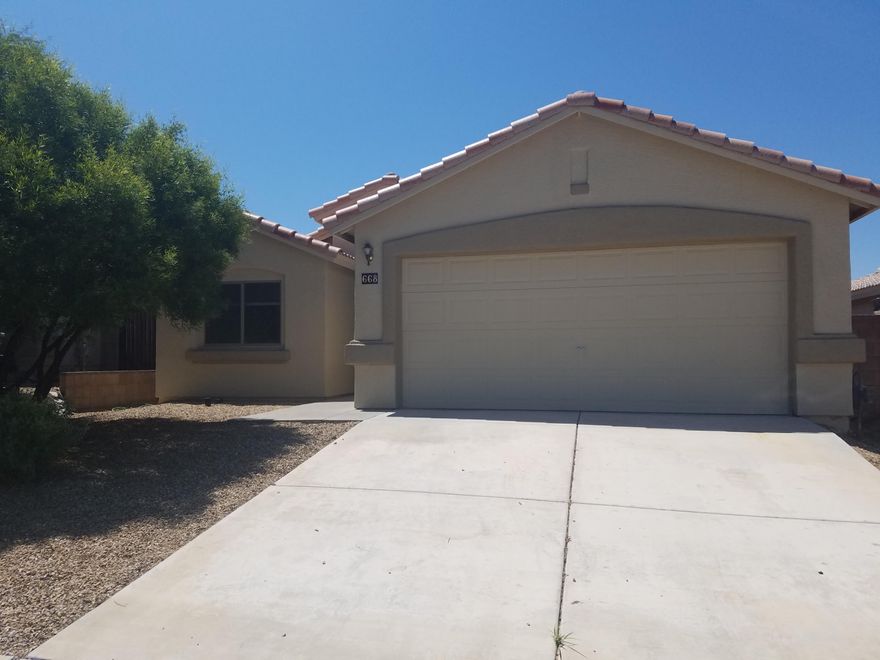 Spacious 3 bedroom, 2 bath home with HUGE living area in Vail!!  Formal dining room, breakfast bar, washer/dryer, split floor plan, private yard with Jacuzzi.