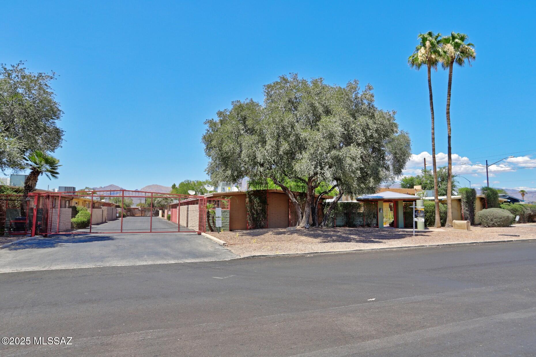 3043 E Blacklidge Drive