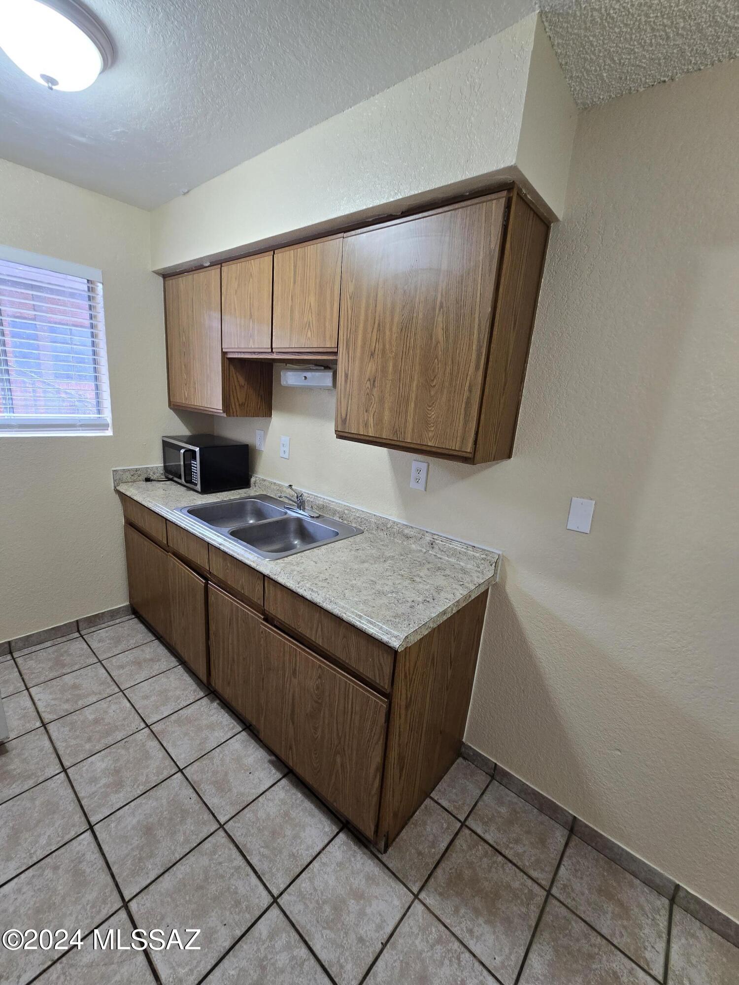 Country Club Annex - Residential Lease
