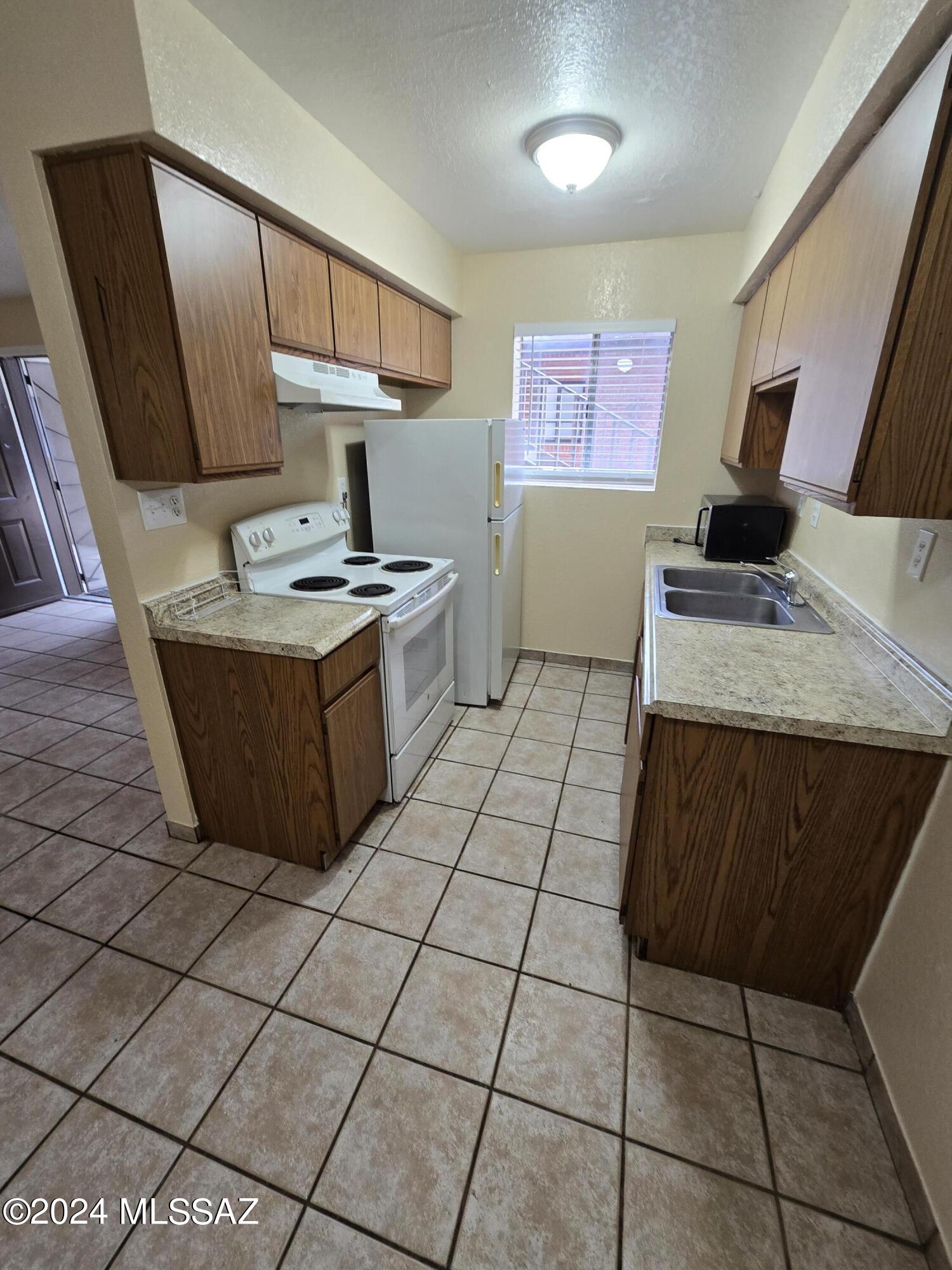 Country Club Annex - Residential Lease