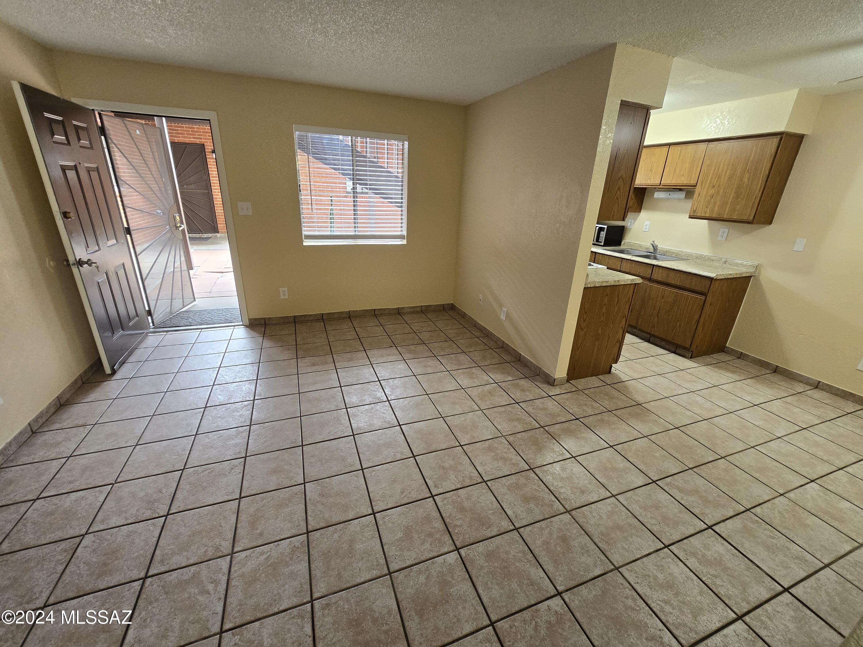 Country Club Annex - Residential Lease