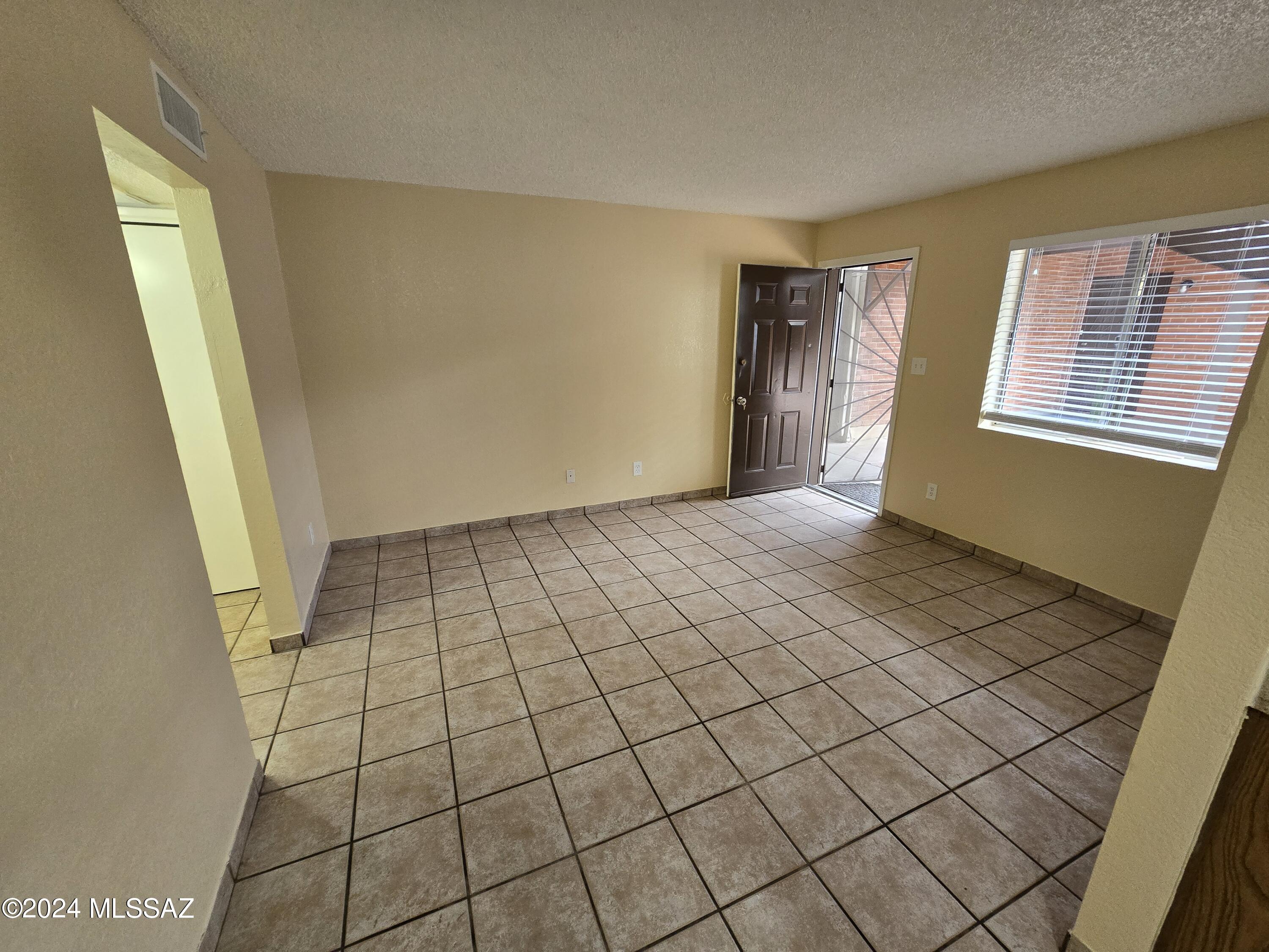 Country Club Annex - Residential Lease