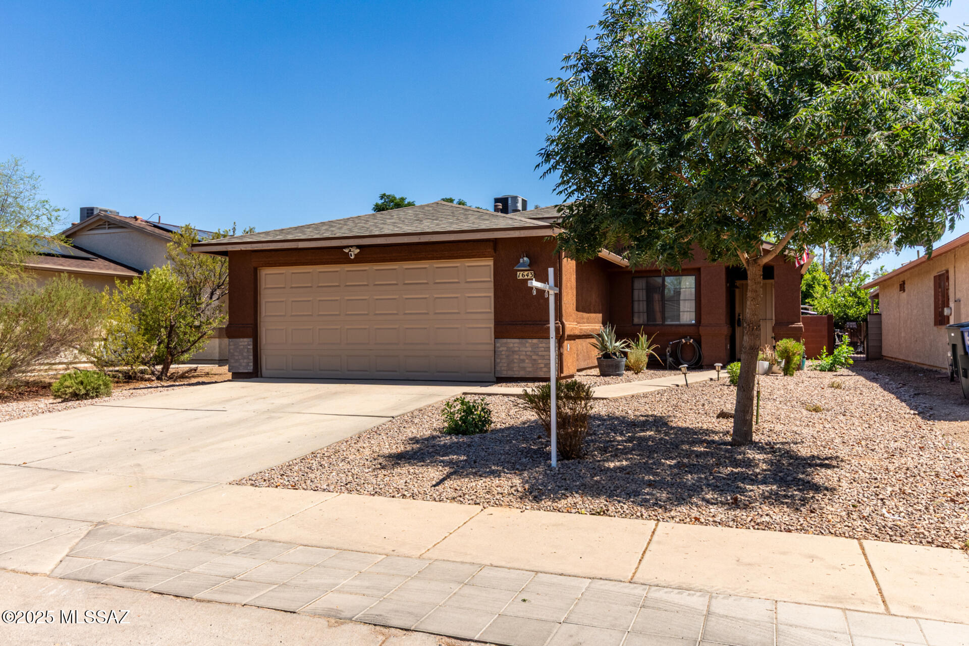 1643 W Houchin Way