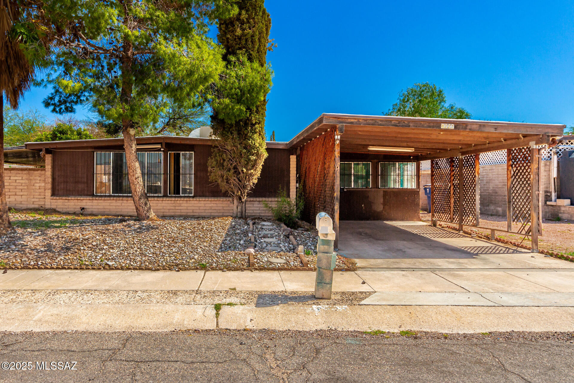 8222 E Victoria Drive