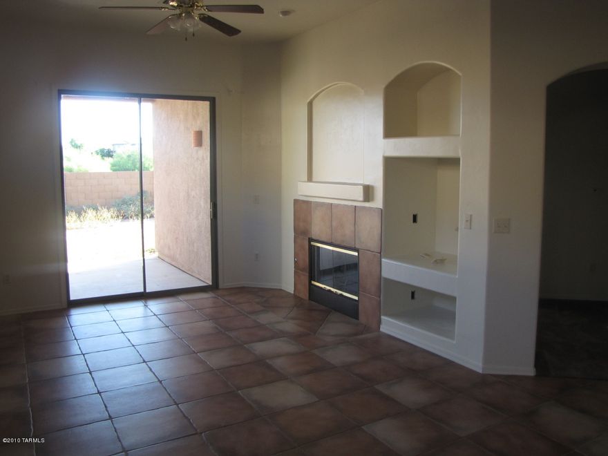 OPEN FLOOR PLAN.GRANITE COUNTER TOPS.
2 CAR GRAGE FIREPLACE VAIL SCHOOLS