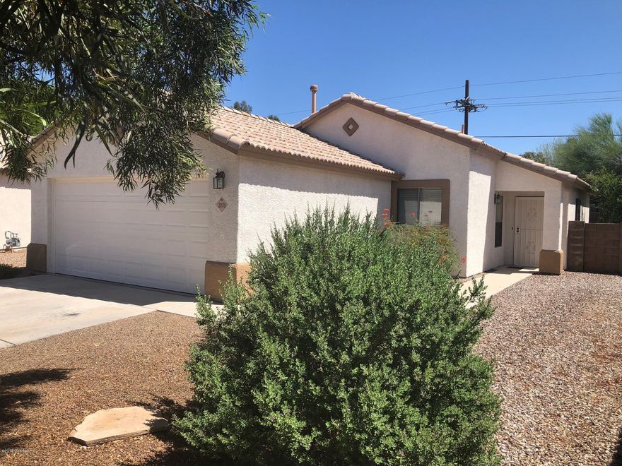 Spacious home in the heart of northwest Tucson. Close to shopping and schools.