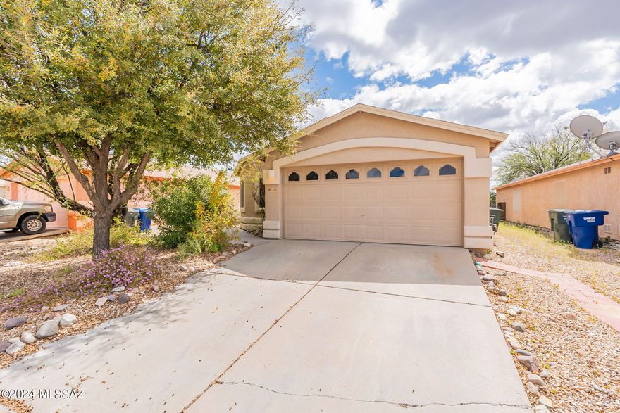 Seller will offer a $5,000 credit/concession towards Buyer(s) closing costs. Wonderful Richmond American home built in 2000! This home is the ''Verde'' model that has 1,538 SF of spacious split bedroom floor plan. The kitchen is equipped with a gas range, microwave,pantry,  abundance of oak cabinets, and a breakfast bar. There is slate tile and wood like flooring throughout. No carpet! The primary bedroom is large with walk in closet and En-suite bath that features dual vanity w/separate shower & garden tub. Step outside to enjoy the beautifully landscaped backyard. There is a covered patio, decorative gravel, and artificial grass to make this your own backyard paradise. This home is energy efficient with a Solar system.