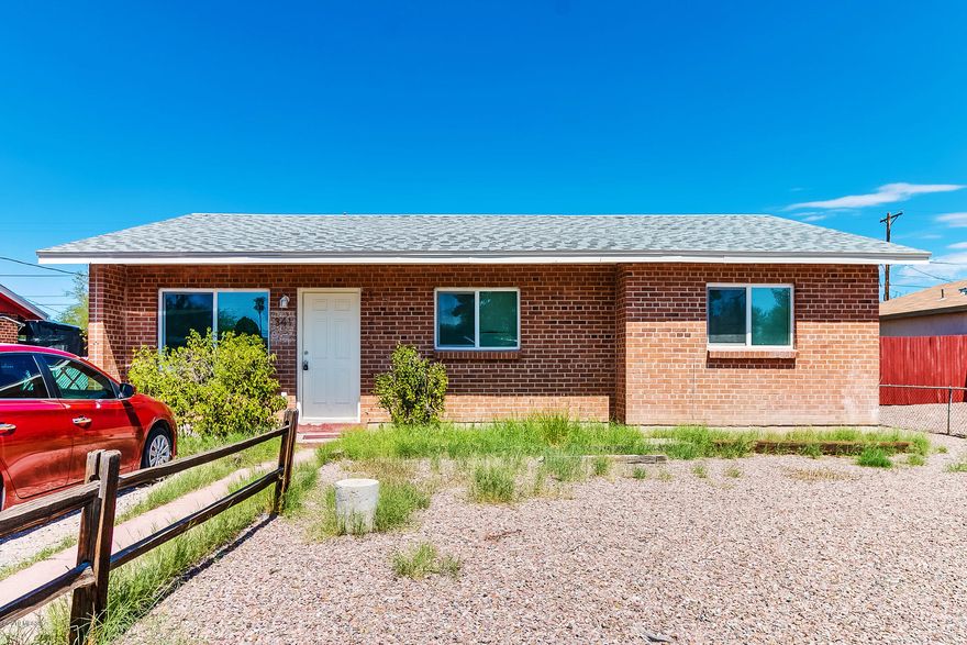 Investment opportunity minutes away from the UofA. BRAND NEW EVERYTHING!! This 5 bedroom 3 bath house was fully renovated and includes new kitchen cabinets, granite counters, stainless steel appliances, new tile flooring, updated fixtures, brand new heating and cooling, energy efficient windows, new utilities throughout. Don't miss this opportunity!!